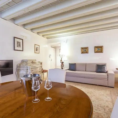 Apartment Gondola Luxury - Campo Santi Filippo E Giacomo By Wonderful Italy *