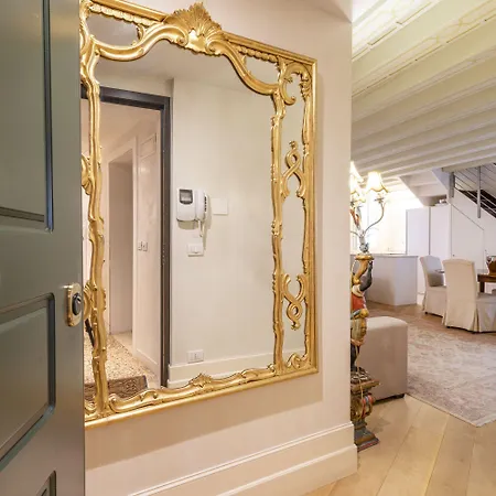 Apartment Gondola Luxury - Campo Santi Filippo E Giacomo By Wonderful Italy